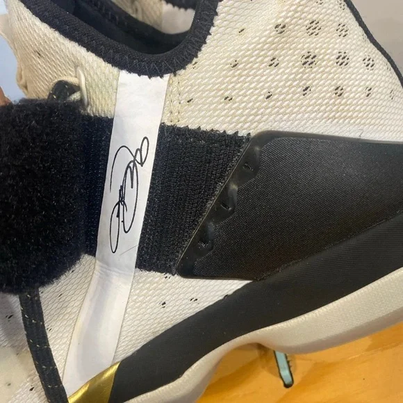 NIKE LEBRON XIV BHM MENS  SIZE 9 - Picture 6 of 12